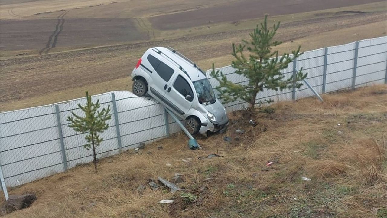 Kars'ta Kontrolden Çıkan Araç Kar Siperlerinde Durdu: İki Yaralı