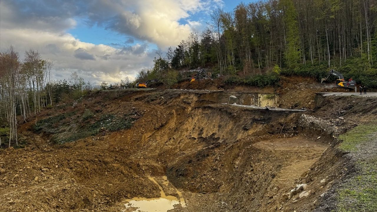 Kastamonu-Çatalzeytin Kara Yolu Heyelan Nedeniyle Kapandı