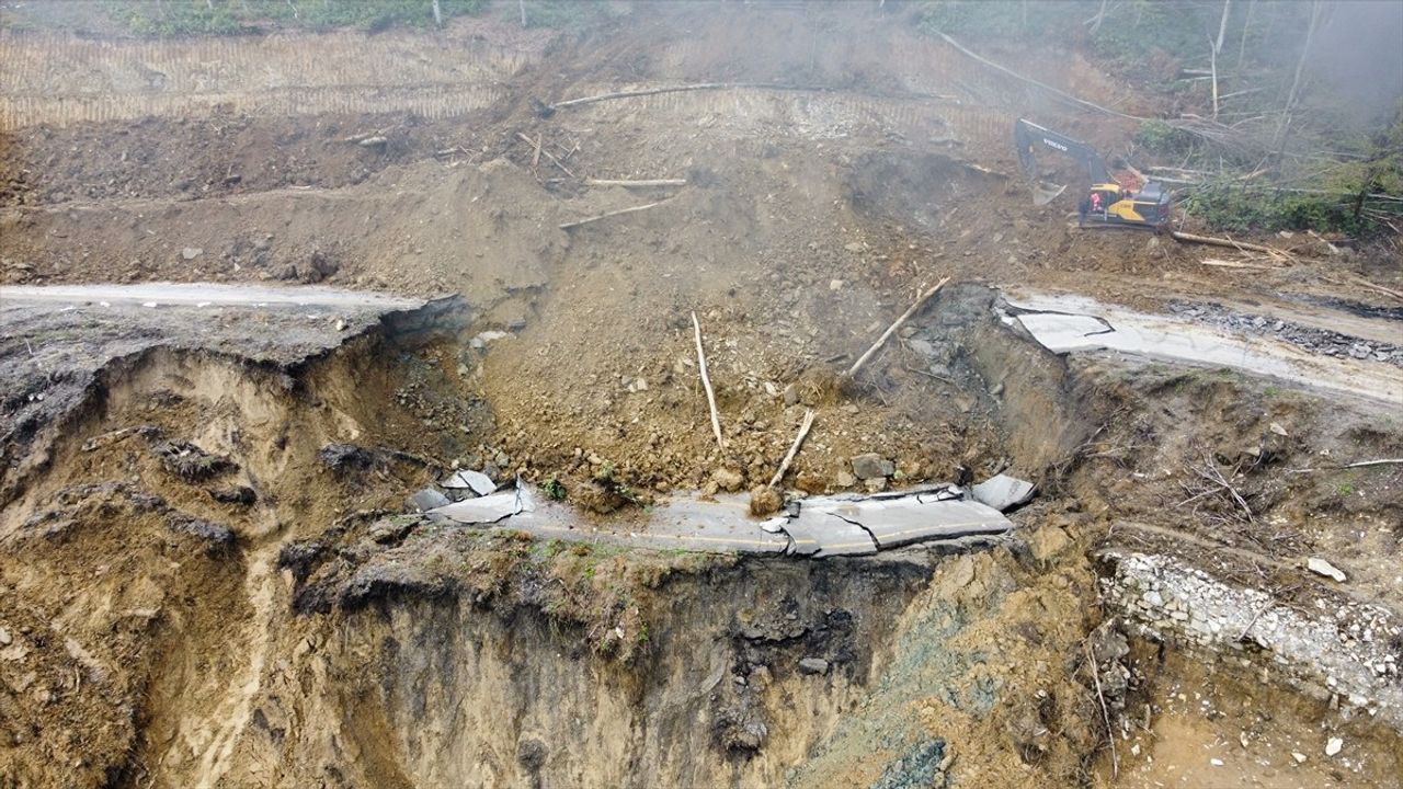 Kastamonu-Çatalzeytin Kara Yolu Heyelanla KAPANDI, Dronla Görüntülendi