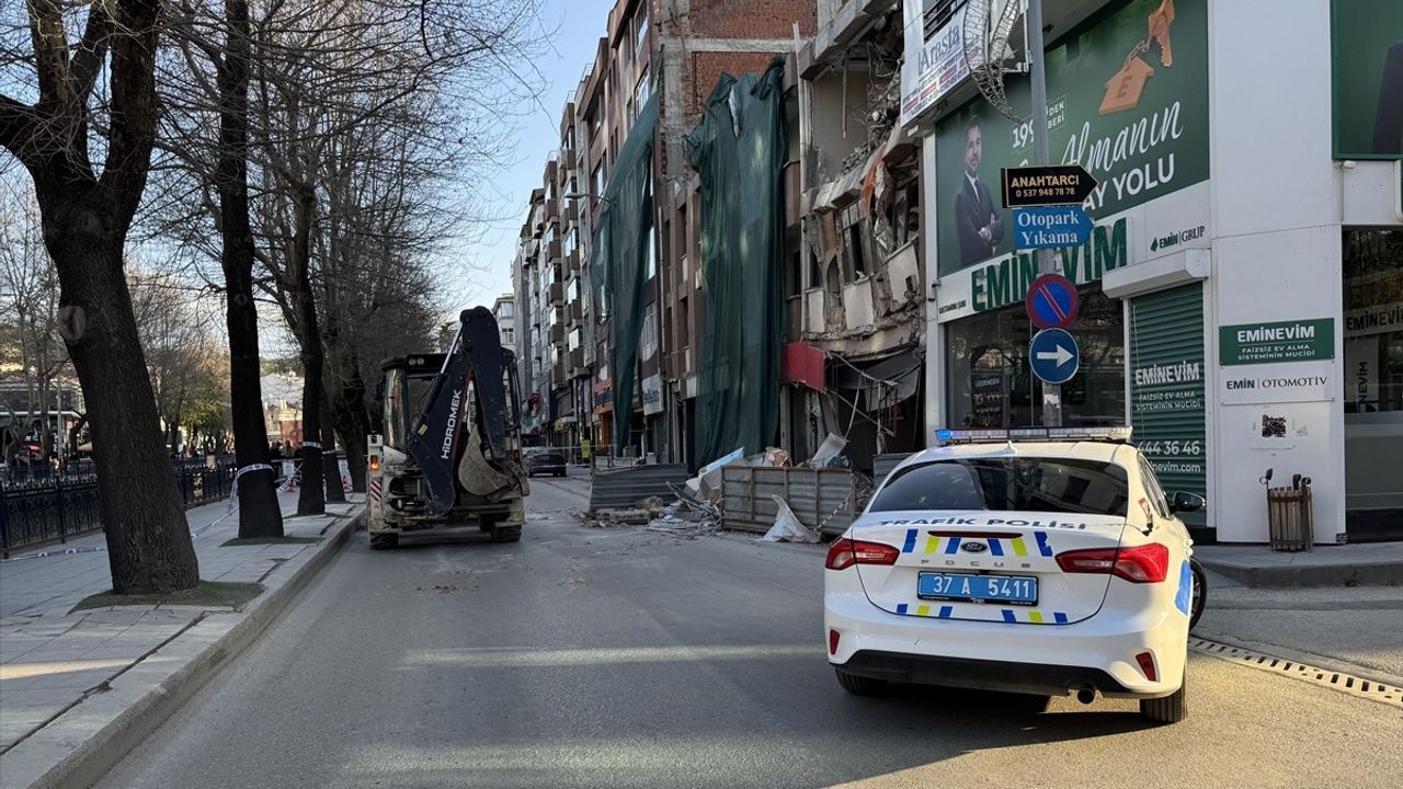 Kastamonu'da Yıkım Sırasında Bina Çöktü: Ulaşımda Aksama