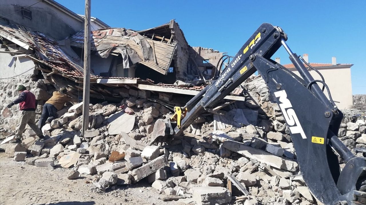 Kayseri'de Ahır ve Ev Çöktü, 35 Küçükbaş Hayvan ile 2 Eşek Telef Oldu