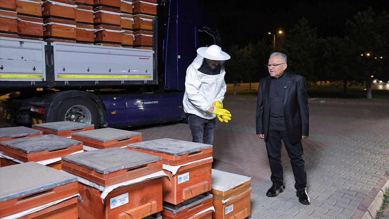Kayseri'de Arıcılık Destekleniyor: 300 Üreticiye 600 Arılı Kovan Dağıtıldı