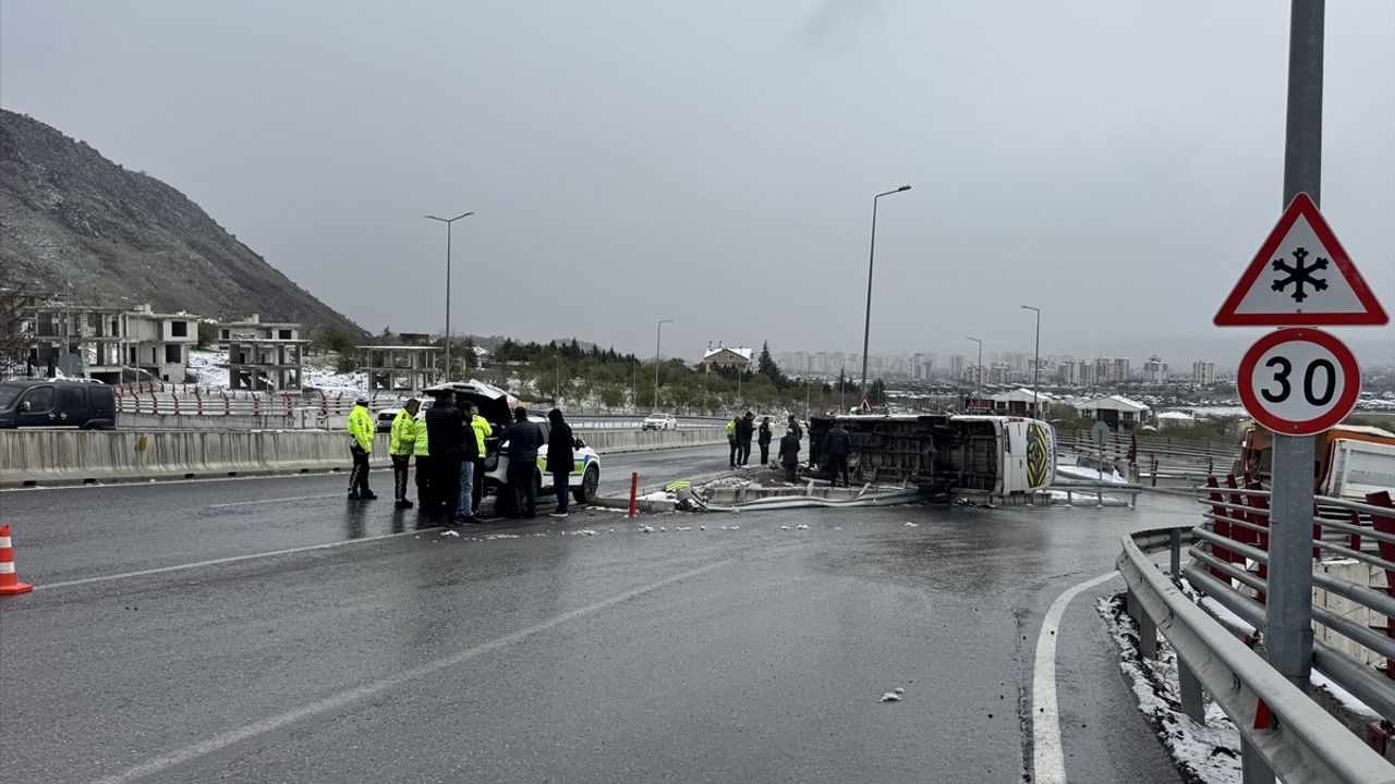 Kayseri'de Buzlanma Sonrası Zincirleme Kaza: 2 Yaralı