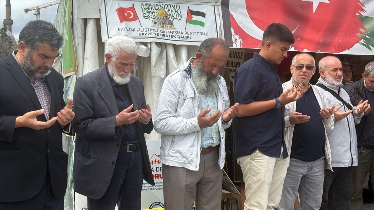 Kayseri'de Kadınlar Gazze İçin Dua ve Kur'an Okudu