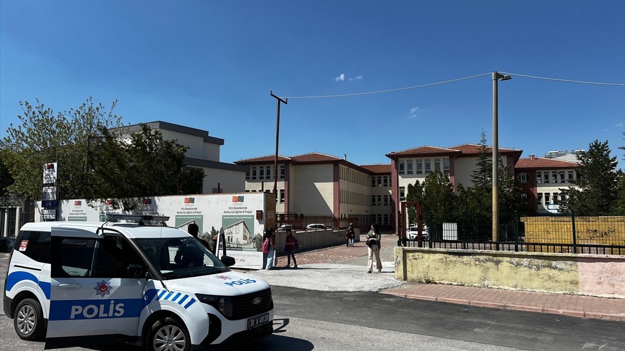 Kayseri’de Okul Önünde Bıçaklı Saldırı: Kadın Yaralandı