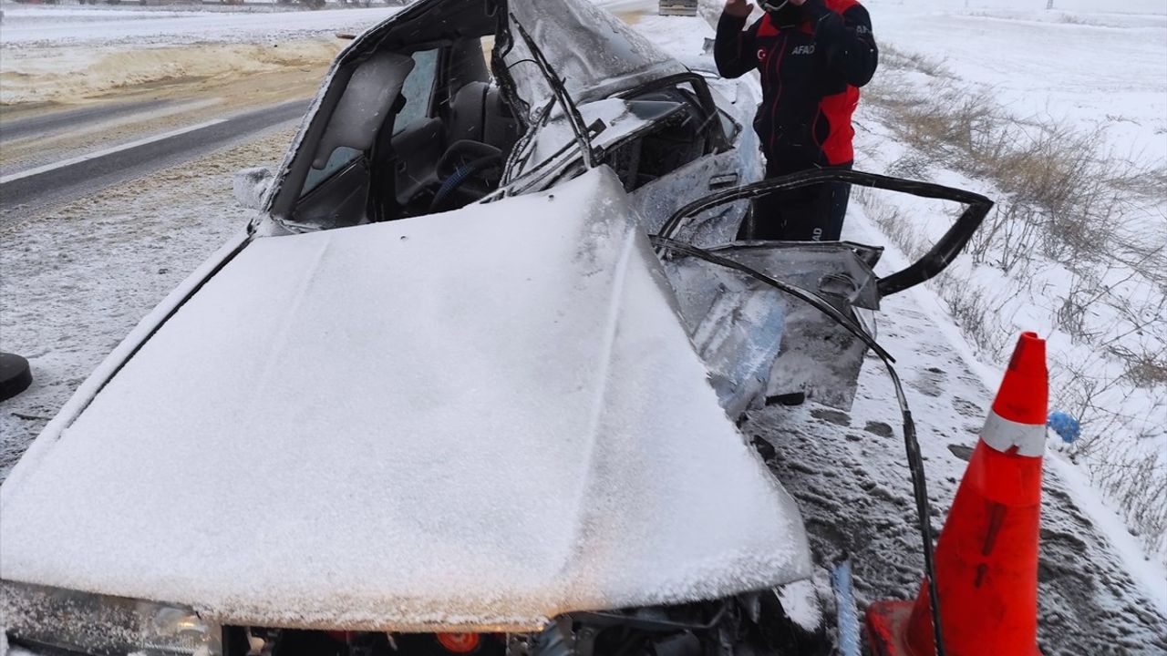 Kayseri'de Tır ile Otomobil Çarpıştı: 2 Kişi Hayatını Kaybetti