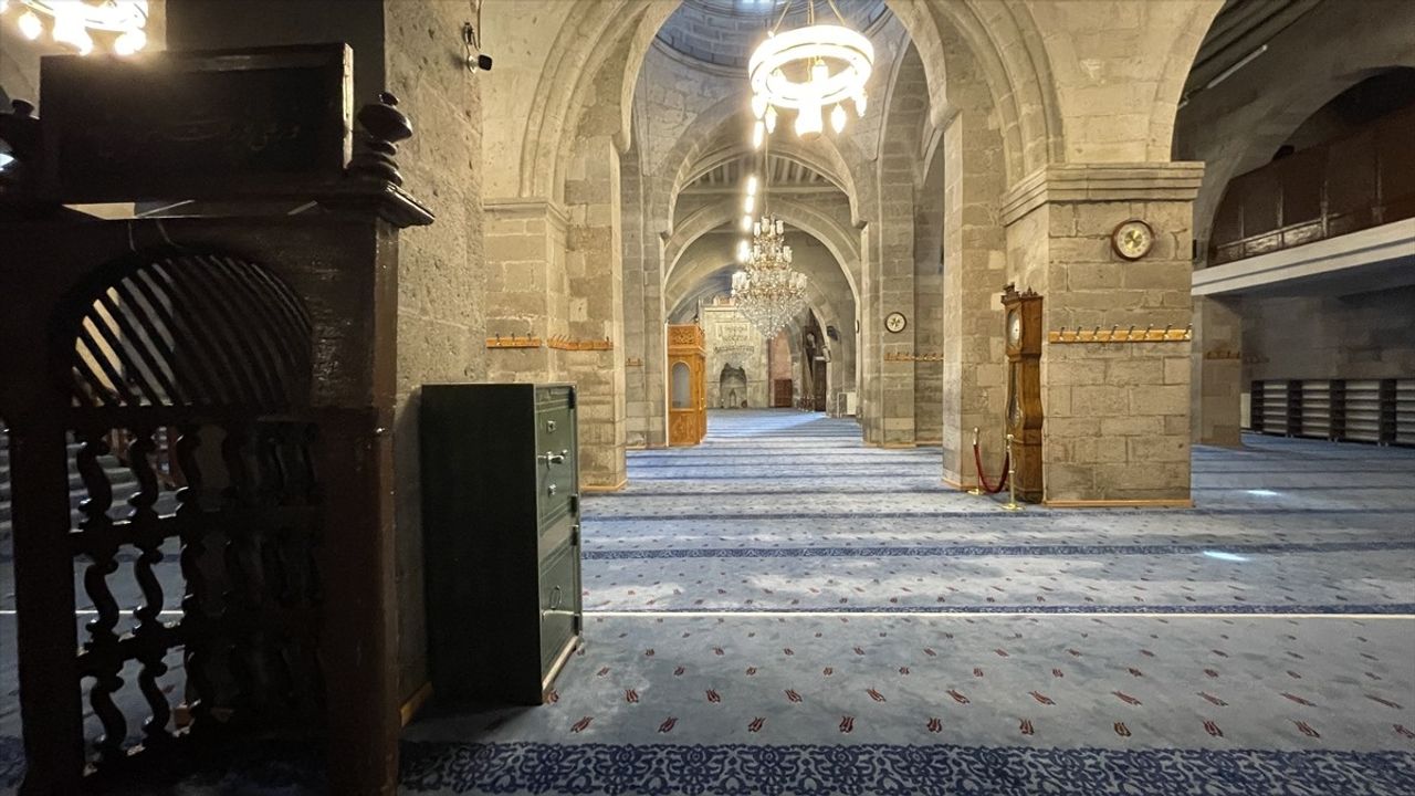 Kayseri'deki Tarihi Cami Kebir'de Hırsızlık Girişimi Güvenlik Kamerasında