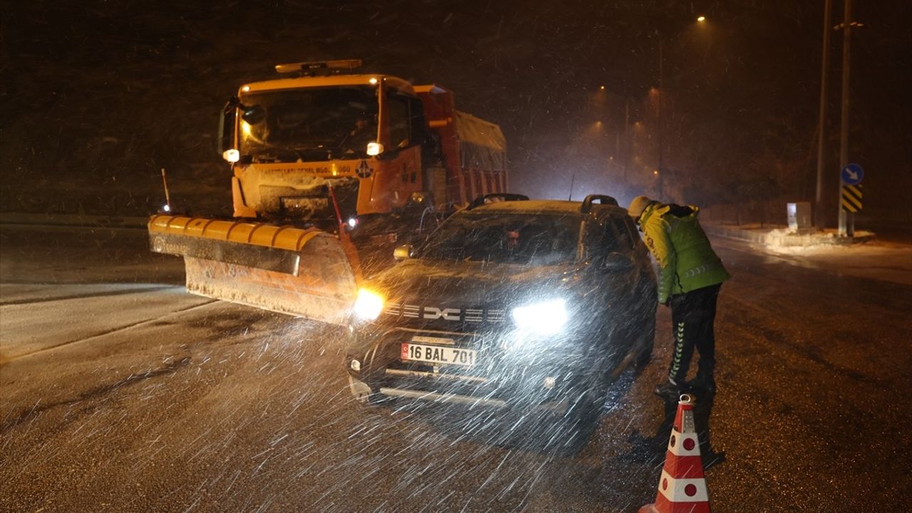 Kayseri-Malatya Kara Yolu Kar ve Tipi Nedeniyle Kapandı