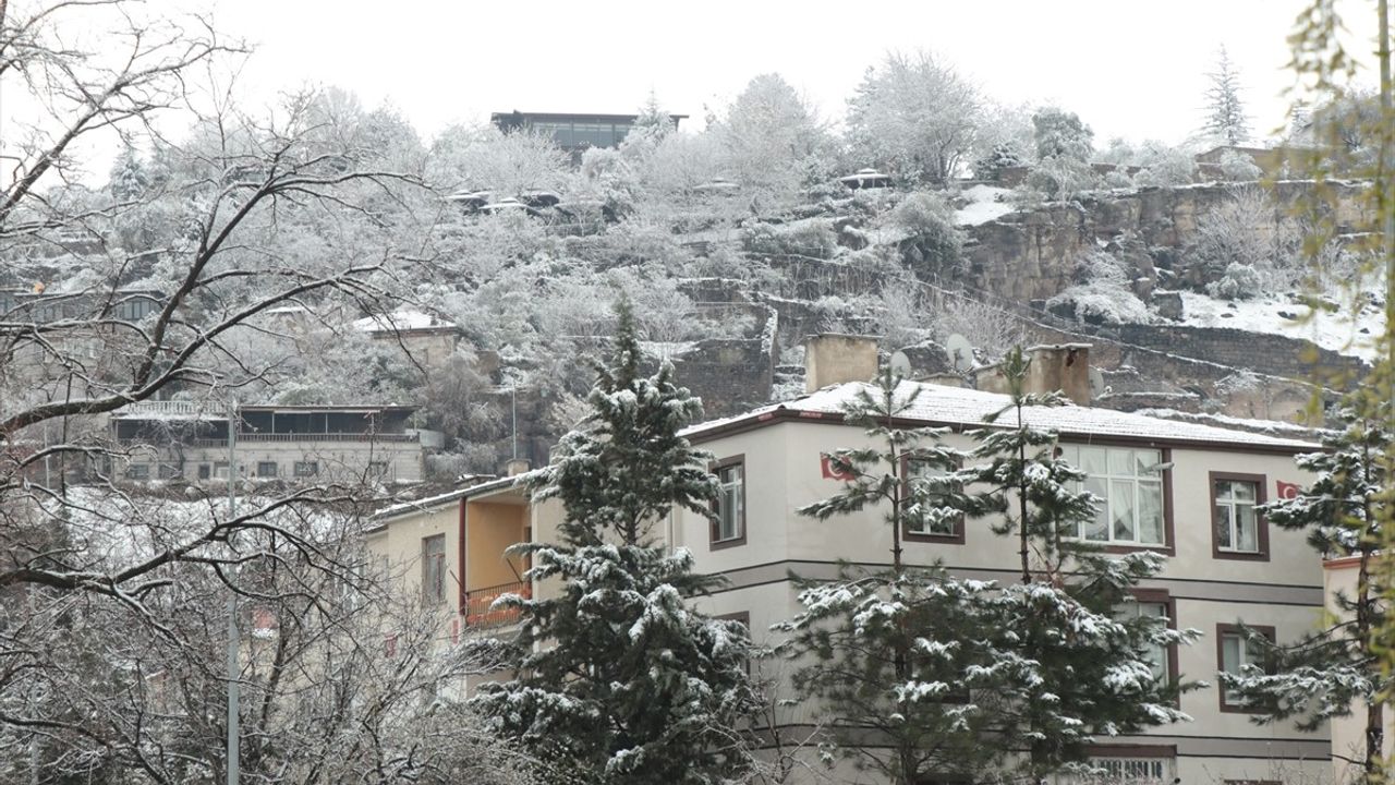 Kayseri'nin Yüksek Kesimlerinde Kar Yağışı Etkili Oluyor