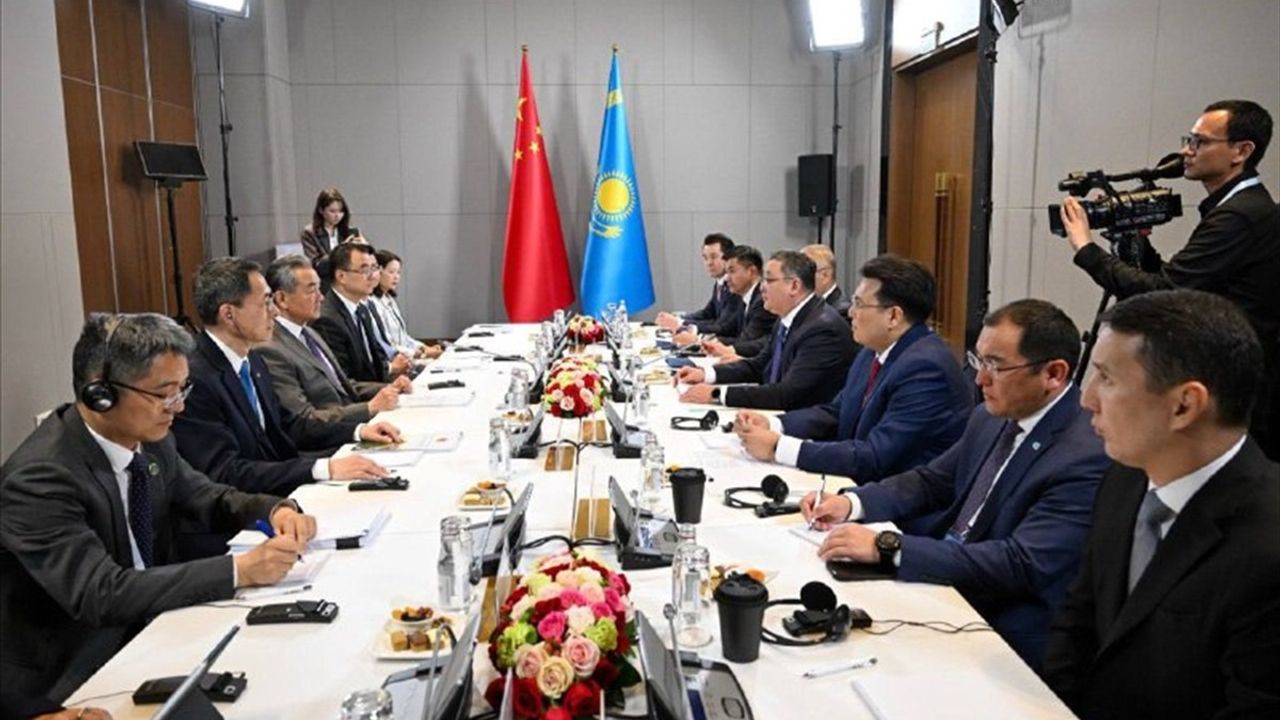Kazakistan ve Çin Stratejik Diyalog Toplantısı Almatı'da Gerçekleşti
