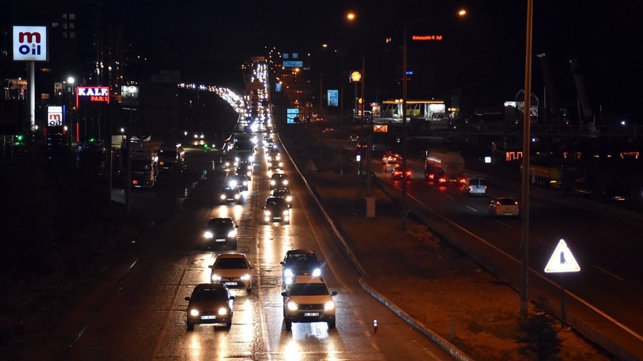 Kırıkkale'de Bayram Dönüşü Trafik Yoğunluğu Artıyor