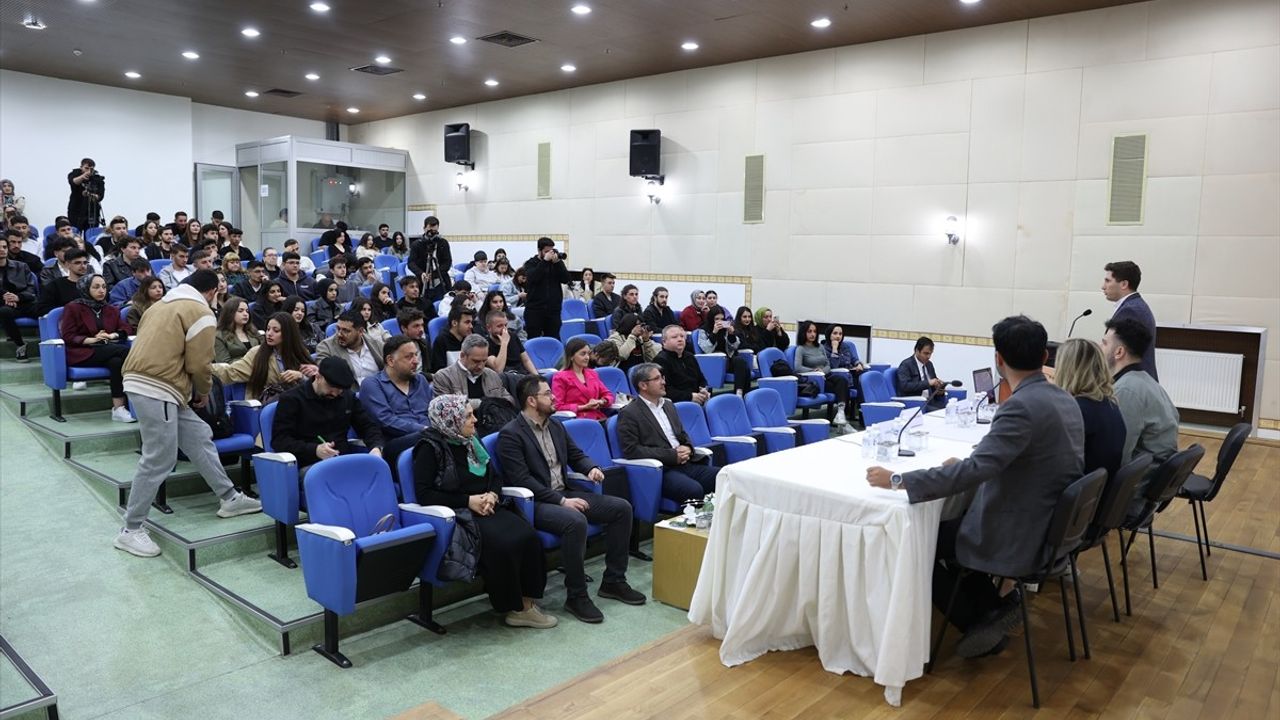 Kırklareli Üniversitesi'nde 'Sahada ve Stüdyoda Habercilik' Konferansı Düzenlendi