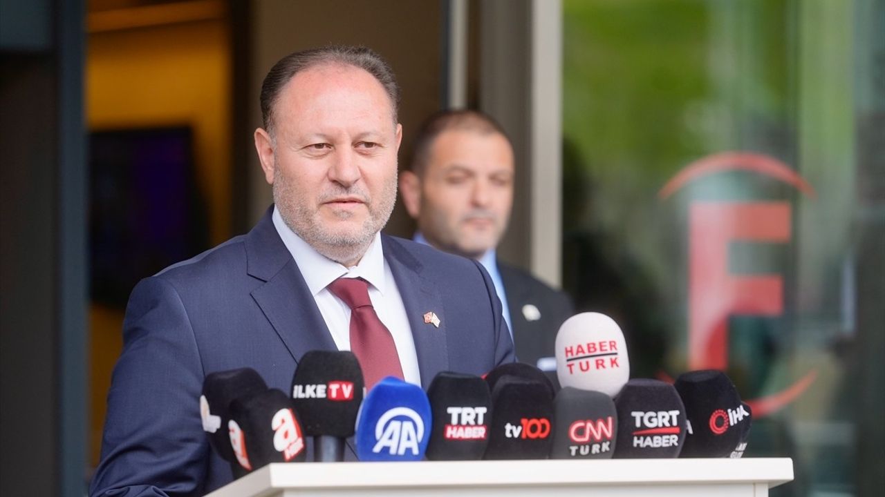 KKTC Meclis Başkanı Öztürkler, Sırrı Süreyya Önder'i Hastanede Ziyaret Etti