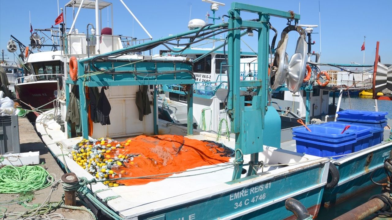 Kocaeli'de Balıkçılar, Av Yasaklarıyla Tekne ve Ağ Bakımına Başladı