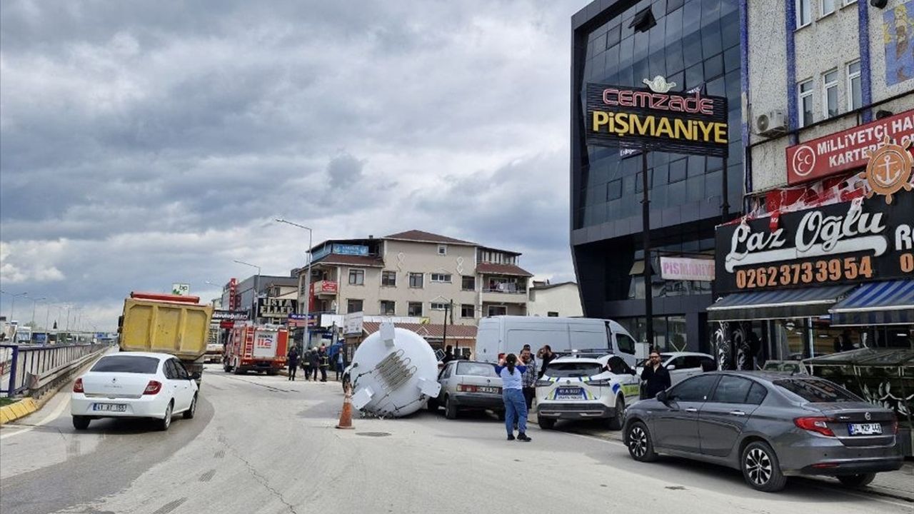 Kocaeli'de Gaz Depolama Tankı Devrildi, Ulaşım Aksadı