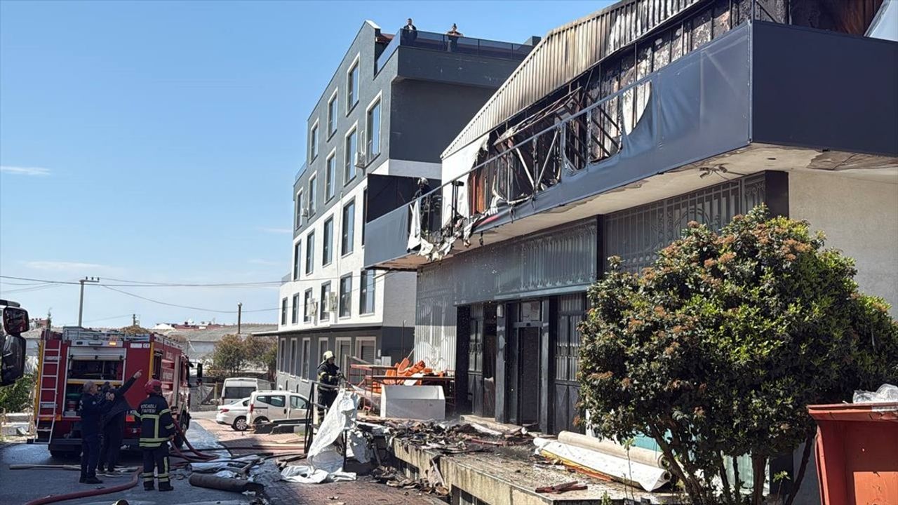 Kocaeli'de İş Yerinde Yangın: 1 Kişi Hastaneye Kaldırıldı