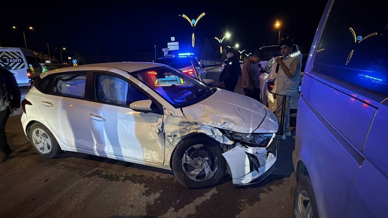 Kocaeli'de Otomobil ve Cip Çarpıştı: 2 Yaralı