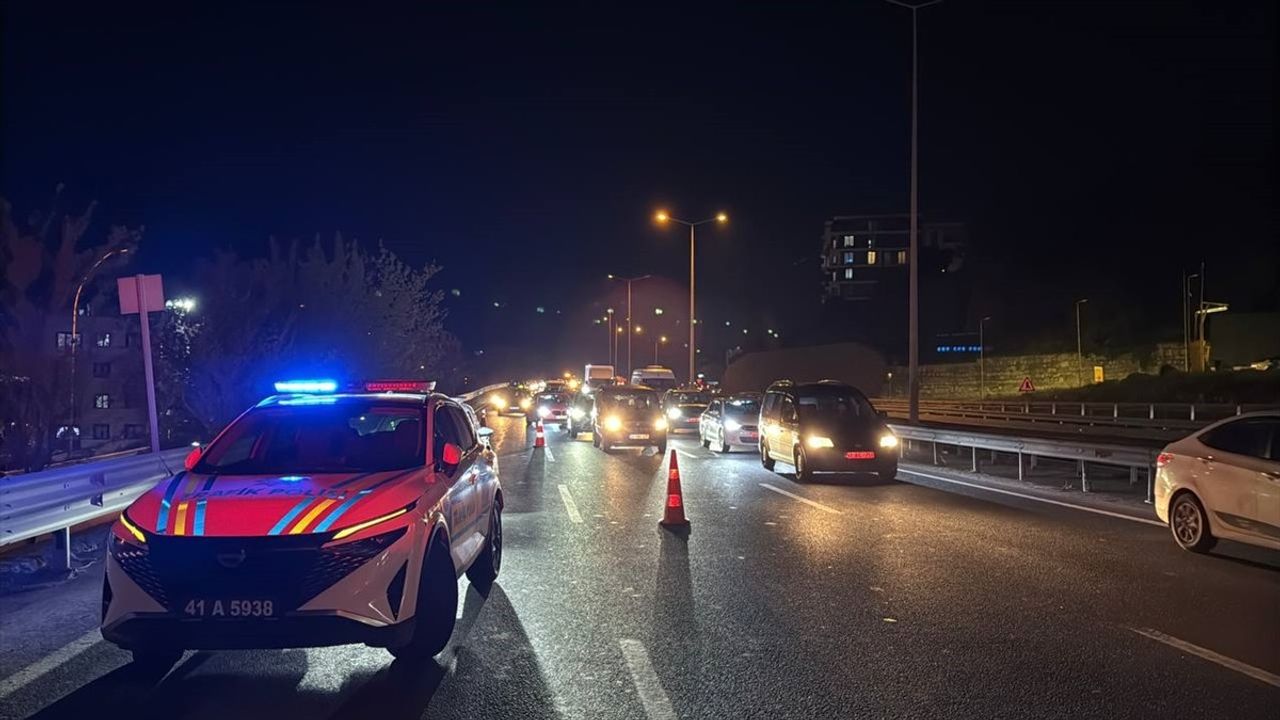 Kocaeli'de Otomobil ve Minibüs Çarpıştı: 2 Yaralı