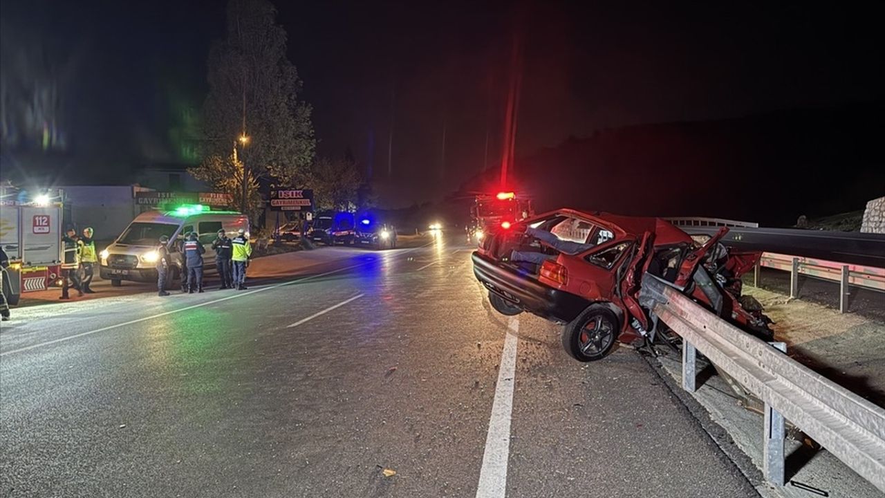 Kocaeli'de Trafik Kazası: Bariyere Çarpan Otomobilde 2 Ölü