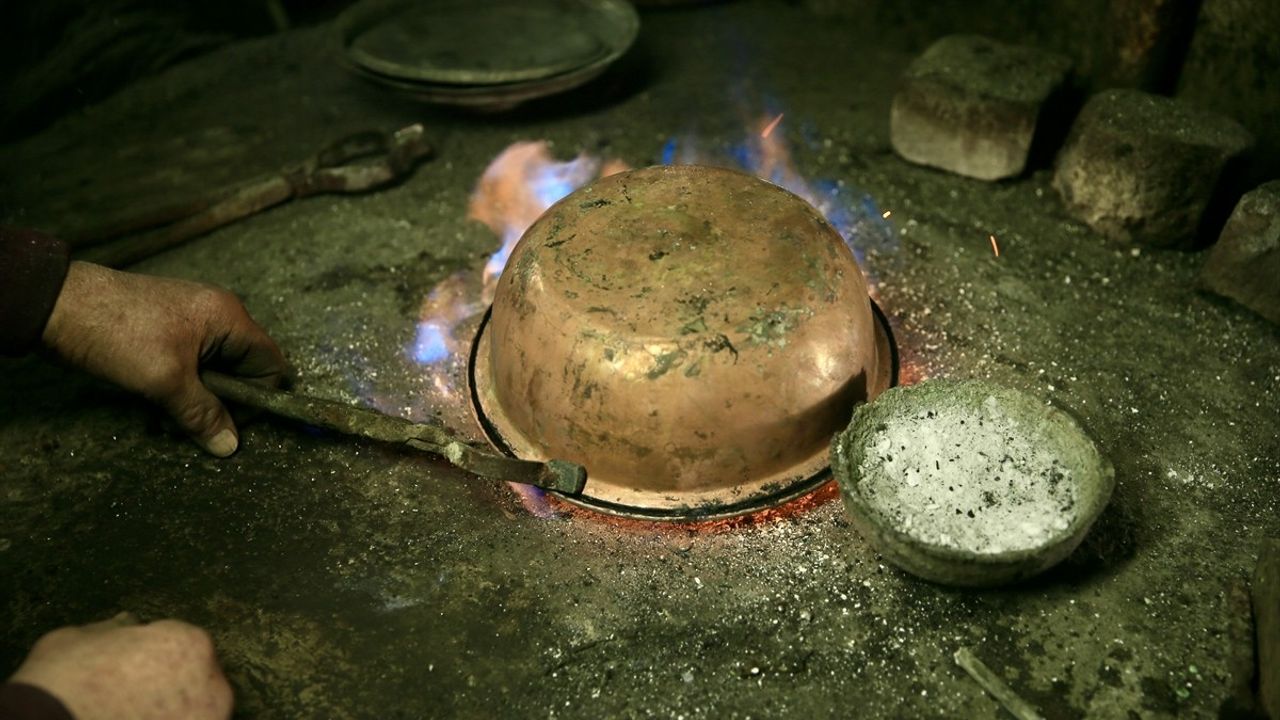 Kocaeli'nin Emektar Kalaycısı İlyas Baykal: 54 Yıldır Bakır Parlatıyor