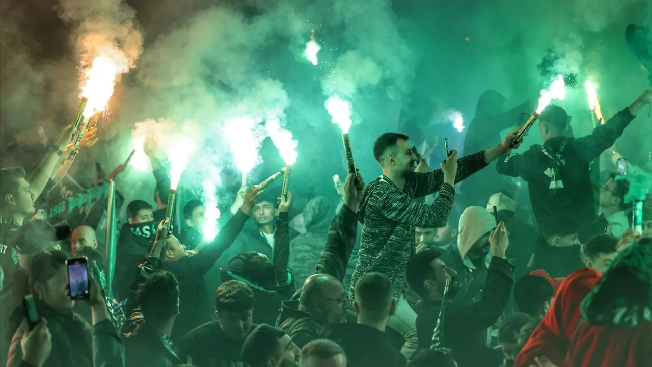 Kocaelispor Süper Lig'e Yükselerek Şampiyonluğu Coşku İle Kutladı