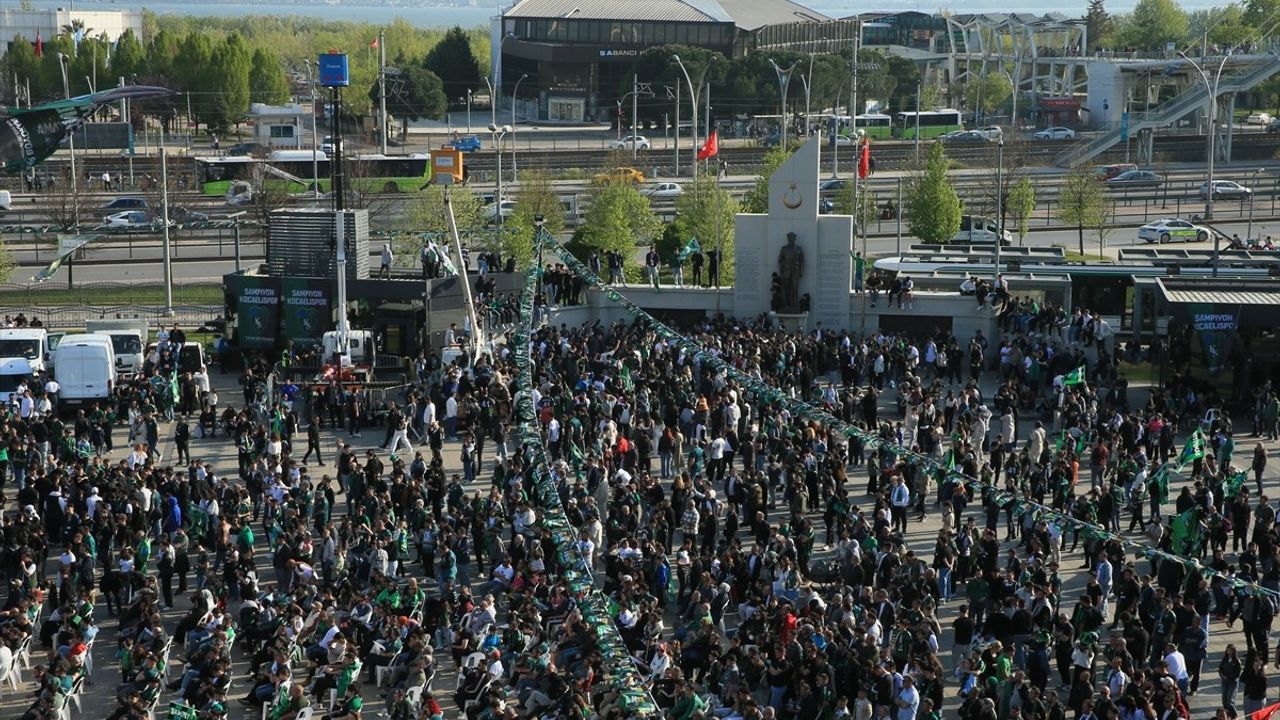 Kocaelispor'un Maçı İzmit Kent Meydanı'nda Dev Ekranda İzlenildi