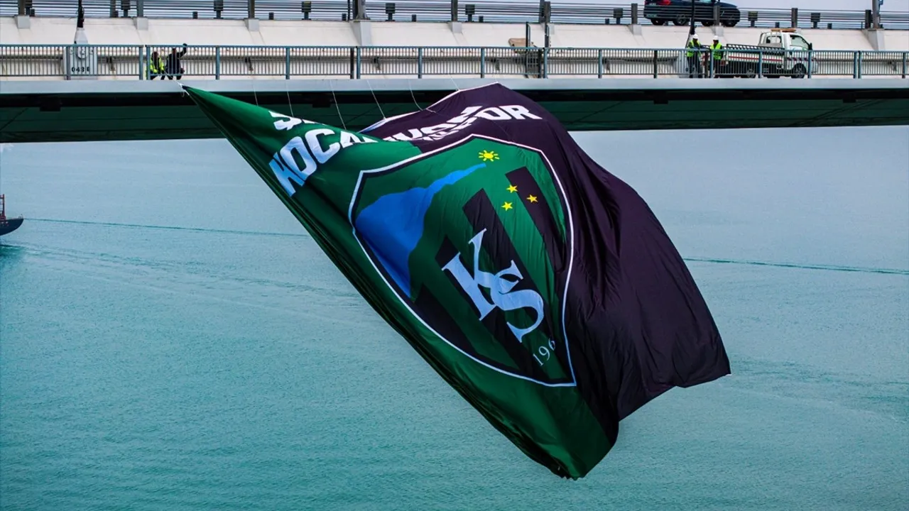 Kocaelispor'un Şampiyonluk Bayrağı Osmangazi Köprüsü’nde Dalgalanıyor