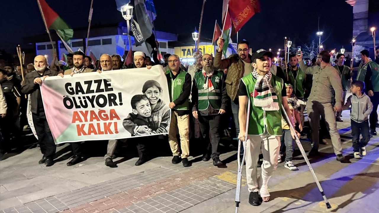 Konya'da 'Gazze Ölüyor Ayağa Kalk' yürüyüşü düzenlendi