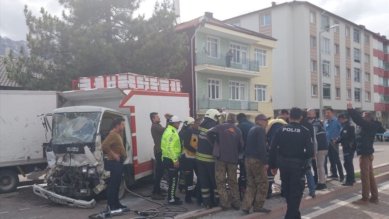 Konya'da Park Halindeki Araçla Çarpışan Kamyonet Sürücüsü Hayatını Kaybetti