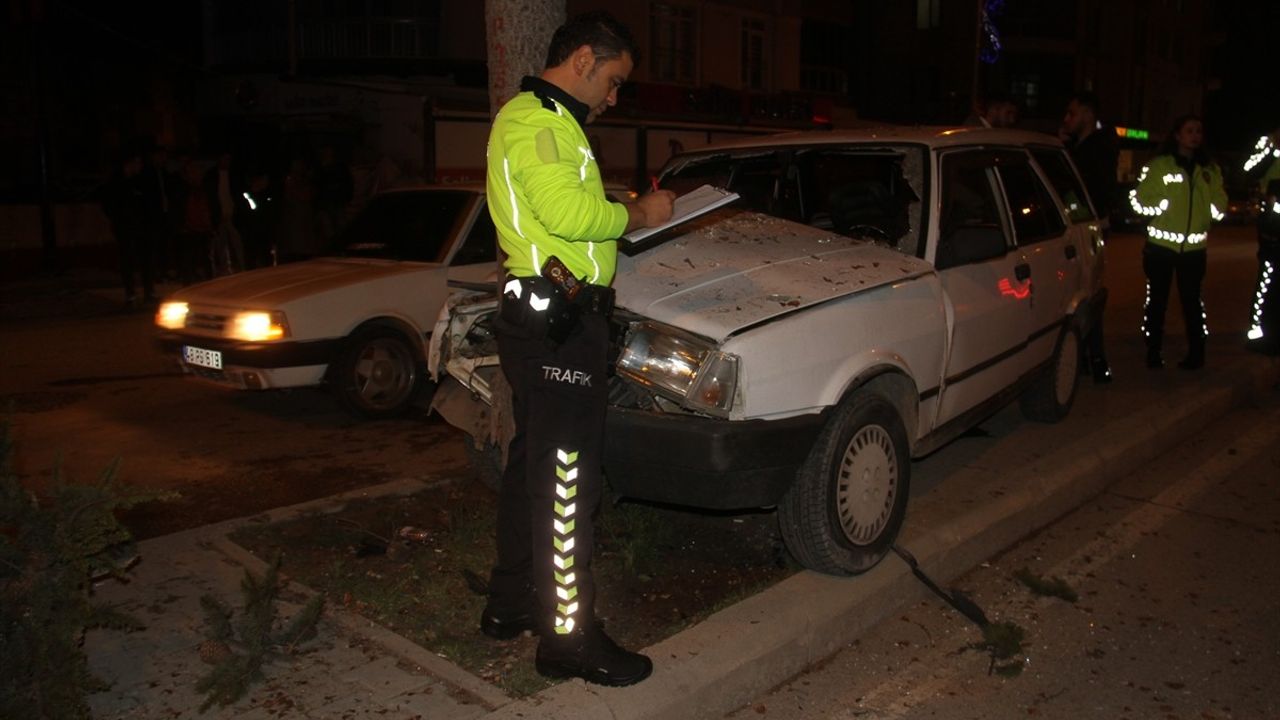 Konya'da Refüjdeki Ağaca Çarpan Araçta 6 Yaralı