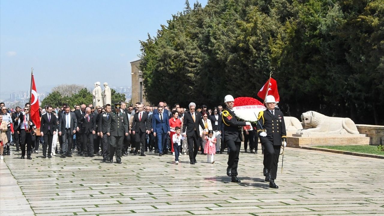 Küçük Hanımlar ve Küçük Beyler Anıtkabir'i Ziyaret Etti