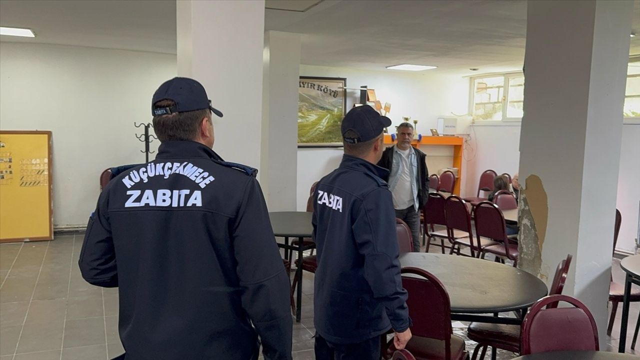 Küçükçekmece'de Kolonları Hasarlı Binadan Dernek Tahliye Edildi