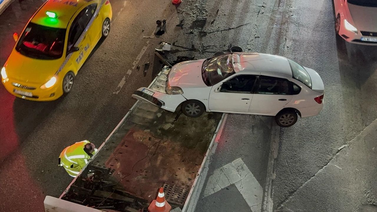 Küçükçekmece'de Takla Atan Otomobilin Sürücüsü Yaralandı