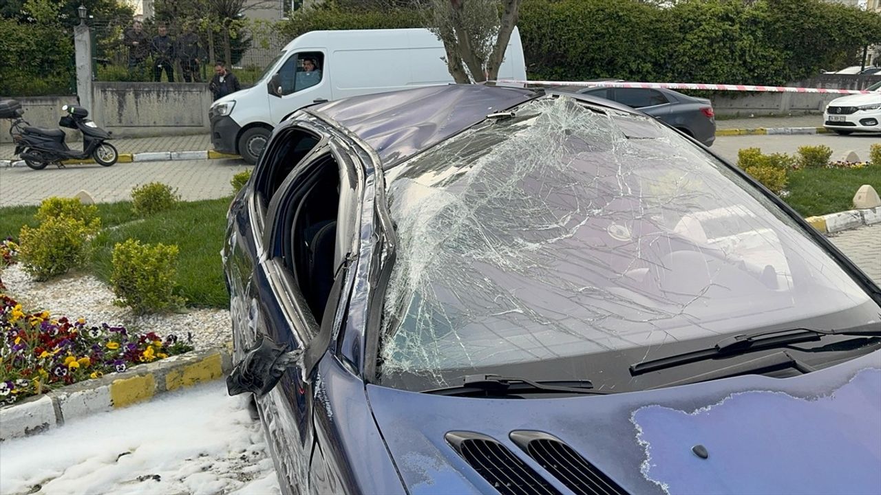 Küçükçekmece'de Test Sürüşü Sırasında Devrilen Araçta Sürücü Yaralandı