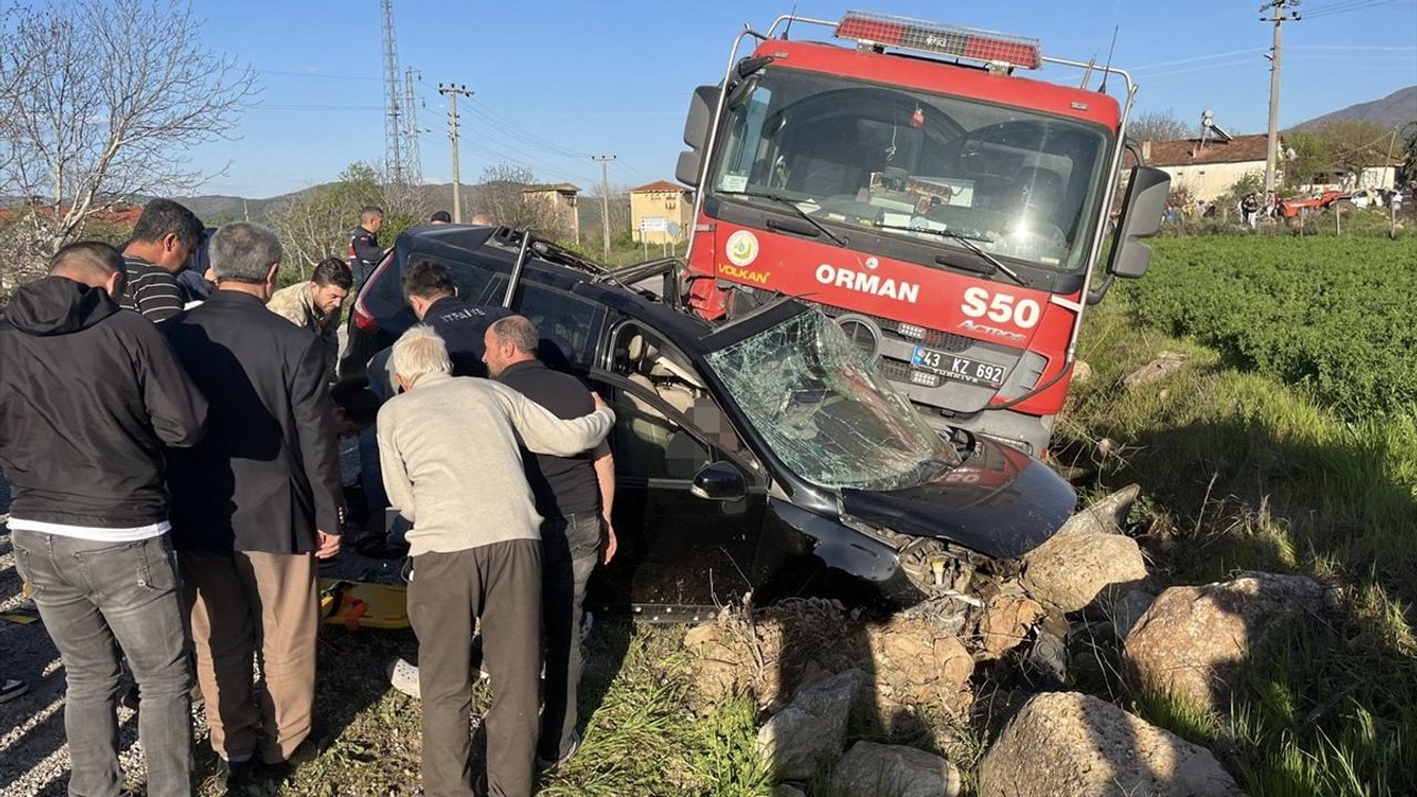 Kütahya'da Arazözle Otomobil Çarpıştı: 1 Ölü, 1 Yaralı