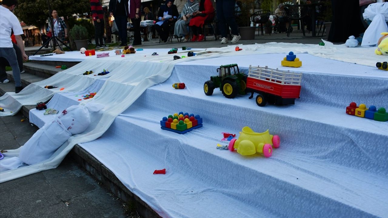 Kuzey Makedonya'da Gazze İçin Destek Gösterisi Düzenlendi