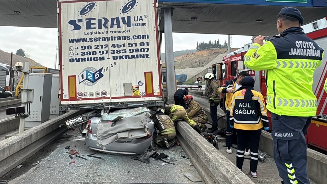 Kuzey Marmara Otoyolu'nda Otomobil Tıra Çarptı: Kurtarma Çalışmaları Devam Ediyor