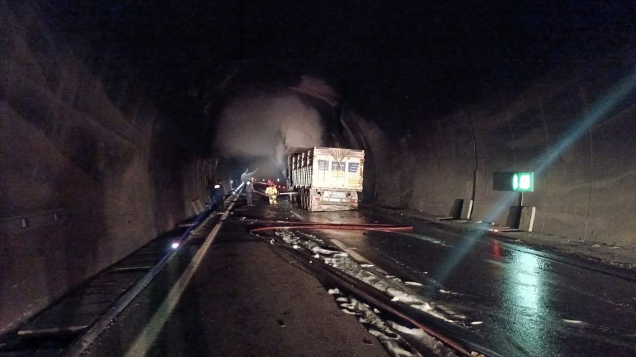 Malatya'da Kömür Yüklü Kamyondaki Yangın Kontrol Altına Alındı