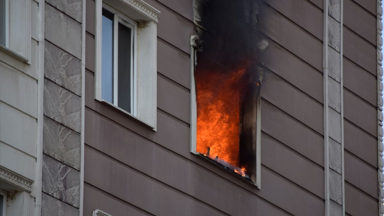 Manisa'da Apartman Yangını: 6 Kişi İtfaiye Tarafından Kurtarıldı
