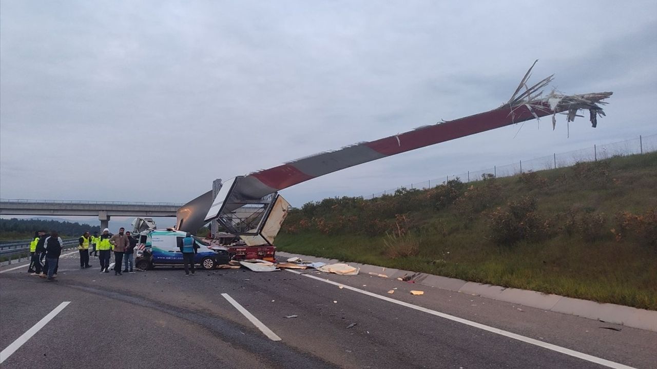 Manisa'da Kamyon, Kamyonet ve Rüzgar Türbini Kanadı Taşıyan Tır Çarpıştı