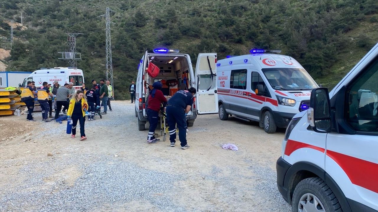 Manisa'da Viyadük İnşaatında Çökme: 9 İşçi Yaralandı