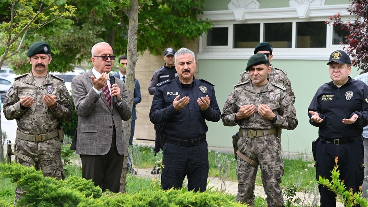 Manisa'dan Barış Pınarı Harekatı'na Uğurlanan Özel Harekat Polisleri Törenle Göreve Çıktı