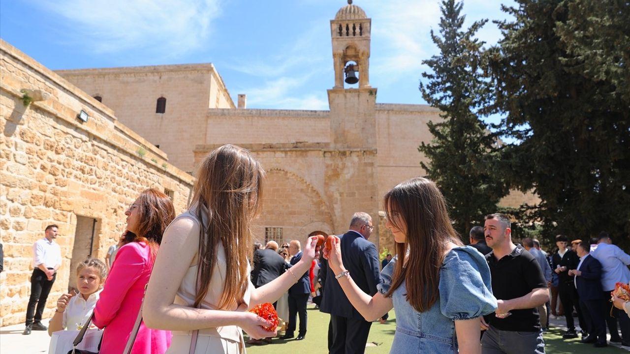 Mardin'de Paskalya Bayramı Tarihi Kilisede Coşkuyla Kutlandı