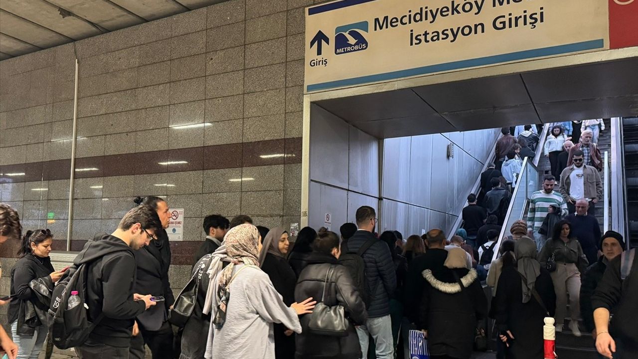 Mecidiyeköy Metrobüs Durağında Yürüyen Merdiven Arızası Yoğunluk Yarattı