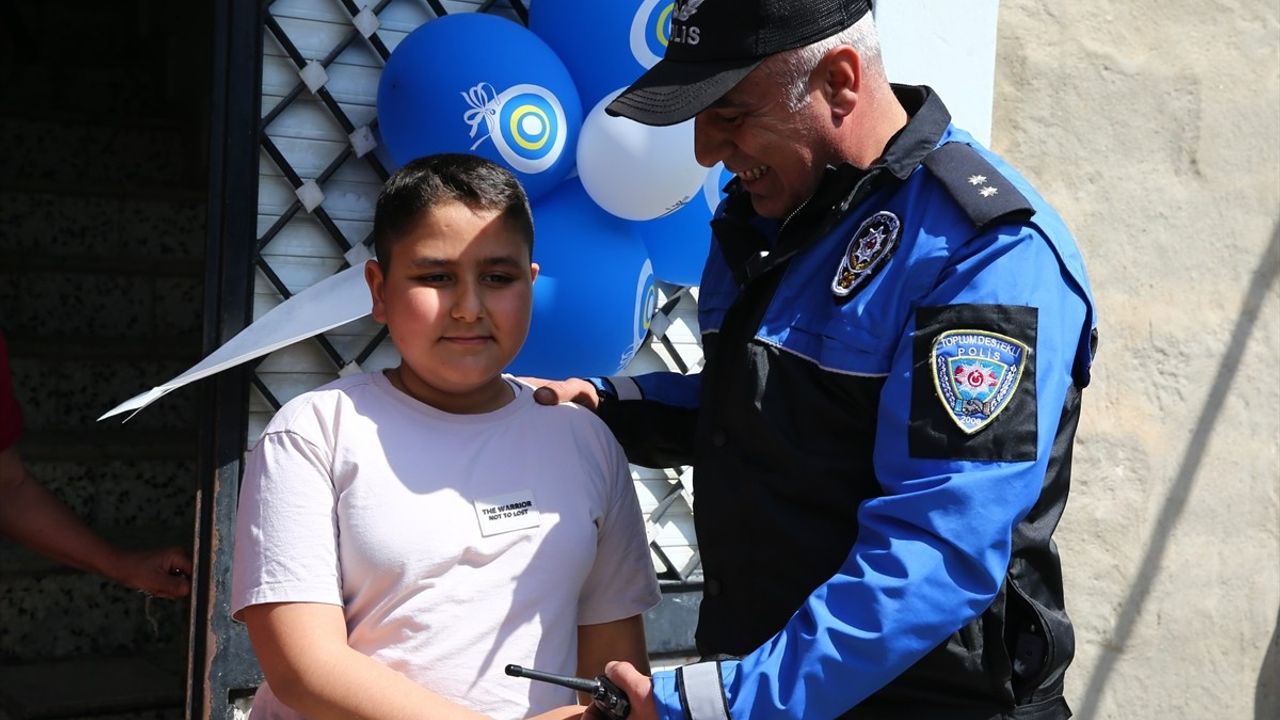Mersin'de 9 Yaşına Giren Çocuğa Polis Ekiplerinden Unutulmaz Doğum Günü Sürprizi