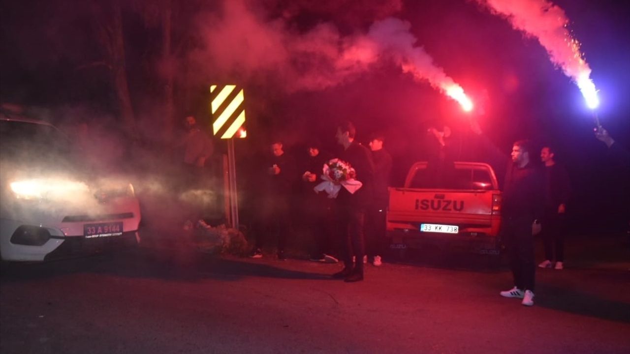 Mersin'de Gençlerden Polislere Sıra Dışı Pasta Sürprizi