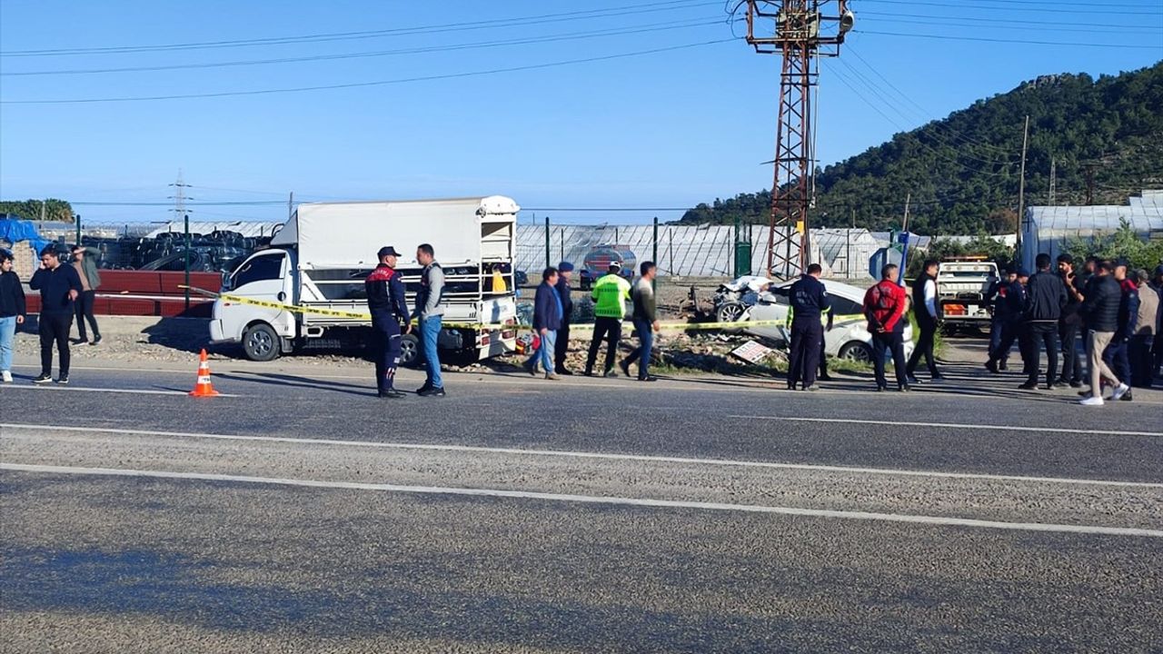 Mersin'de Kamyonet ve Otomobil Çarpıştı: 1 Ölü, 6 Yaralı