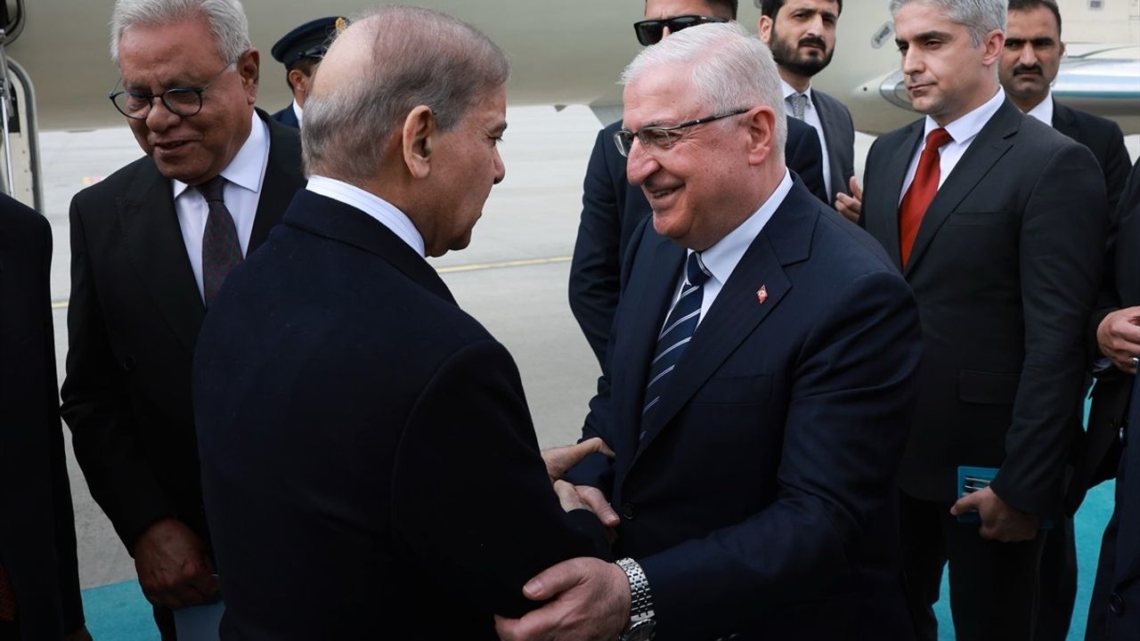 Milli Savunma Bakanı Güler, Pakistan Başbakanı Şerif'i Havalimanında Karşıladı