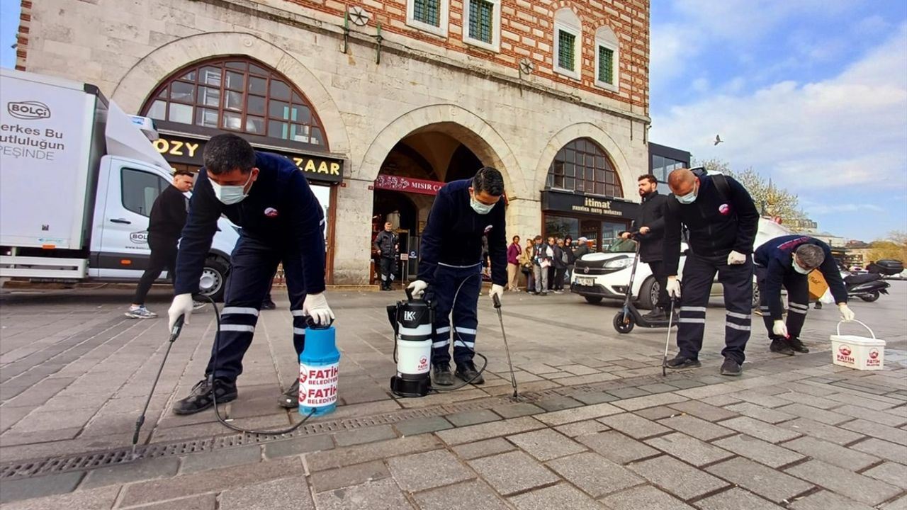 Mısır Çarşısı'nda Haşereyle Mücadele: Fatih Belediyesi İlaçlama Yaptı
