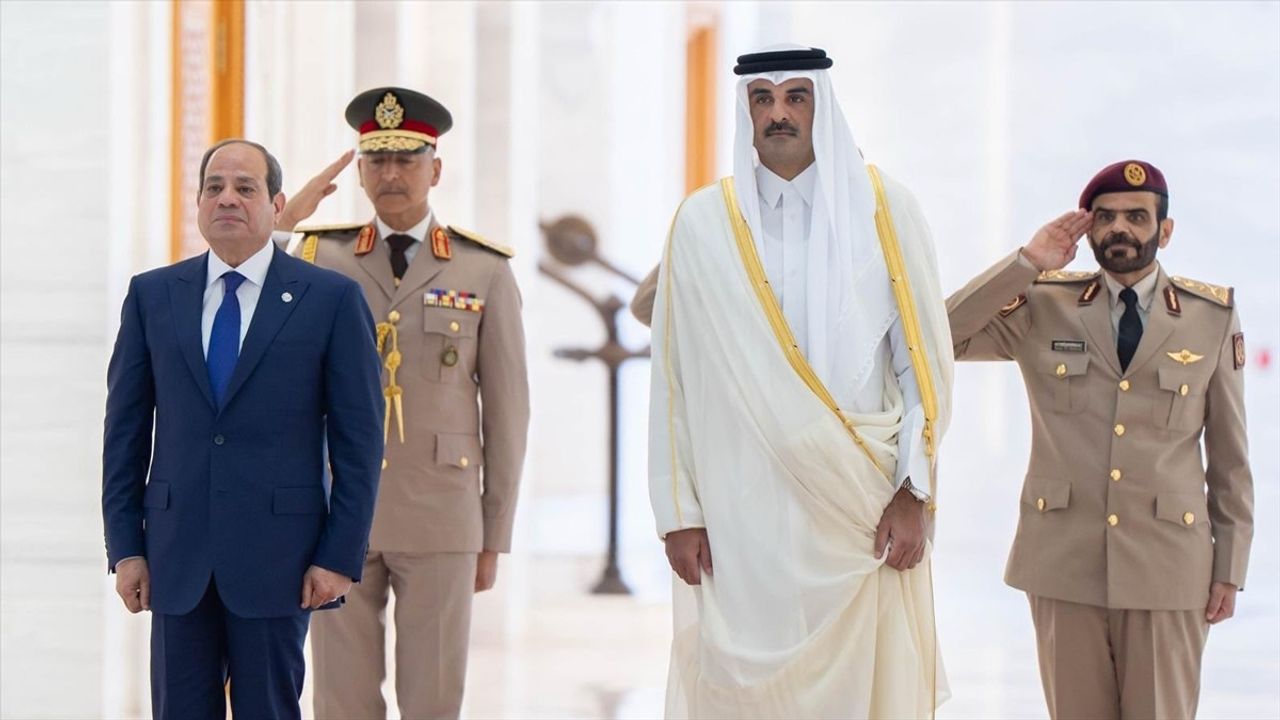 Mısır Cumhurbaşkanı Sisi, Doha'da Katar Emiri ile Görüştü